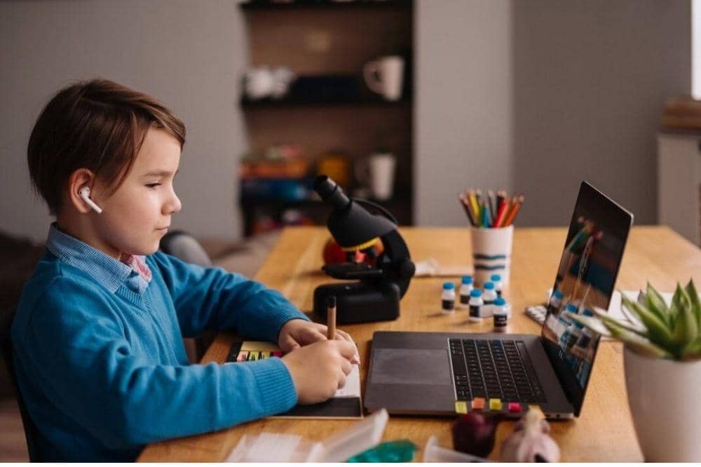 Anak belajar dengan AI