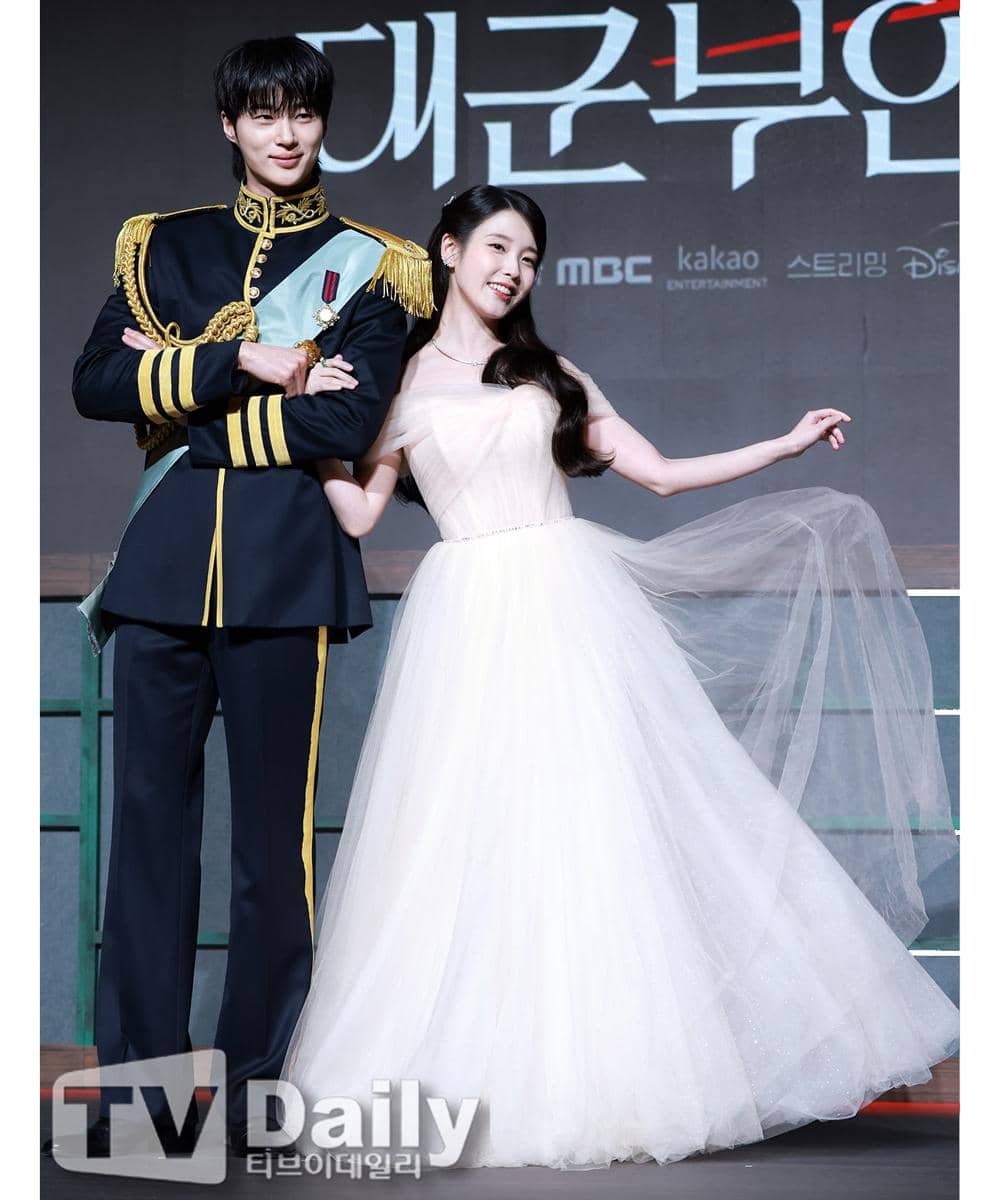 IU dan Byeon Wooseok di Precon Drakor Perfect Crown 5.jpg