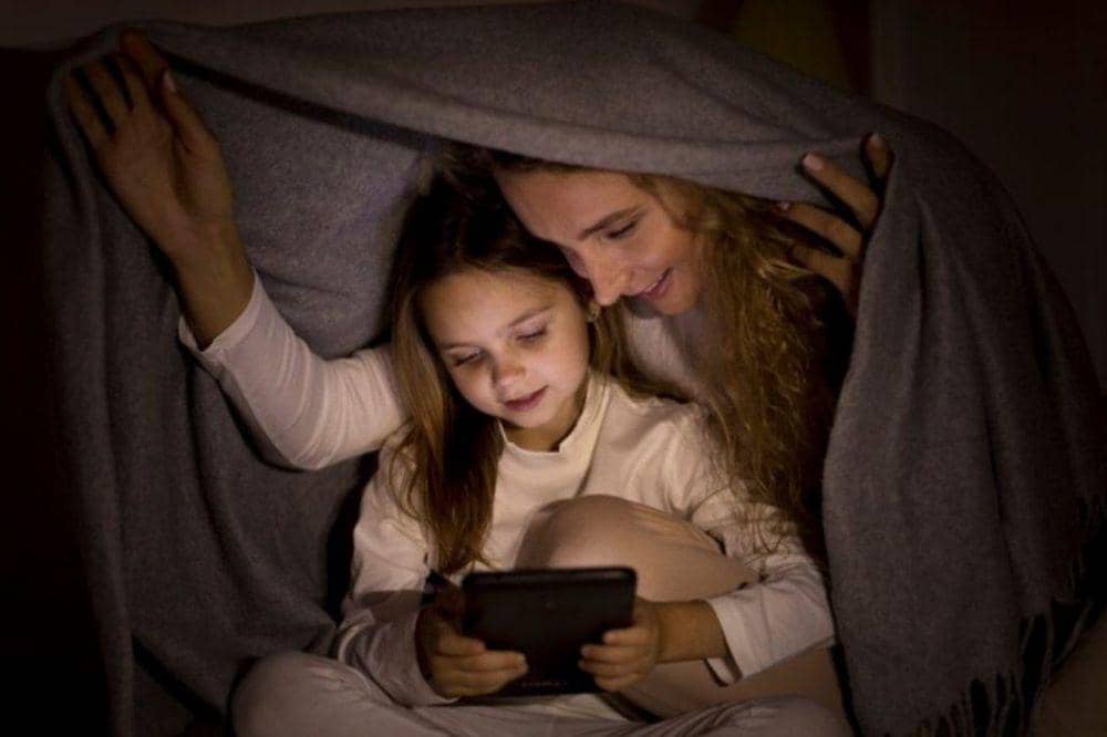 Anak bermain tablet di malam hari