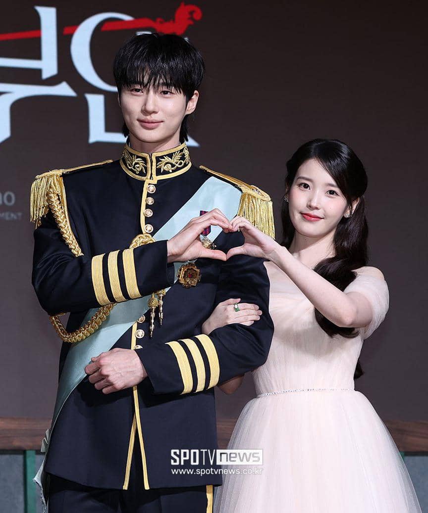 IU dan Byeon Wooseok di Precon Drakor Perfect Crown 2.jpg