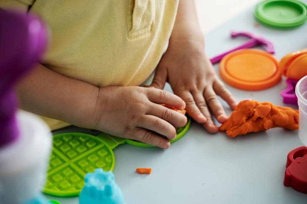 Bermain playdough atau lilin malam