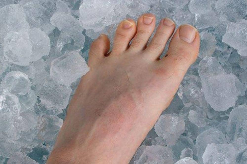 4 Efek Samping Merendam Kaki dengan Air Es, Kenali Risikonya