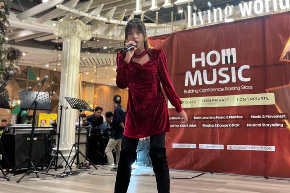 Anak sedang bernyanyi di singing contest