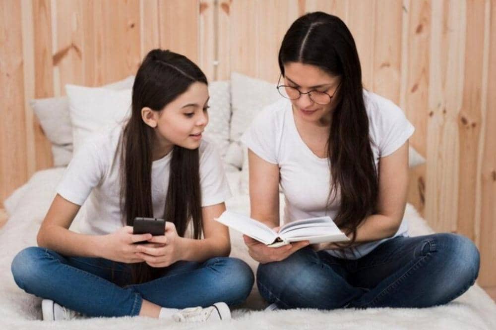 Anak dan Mama berbincang