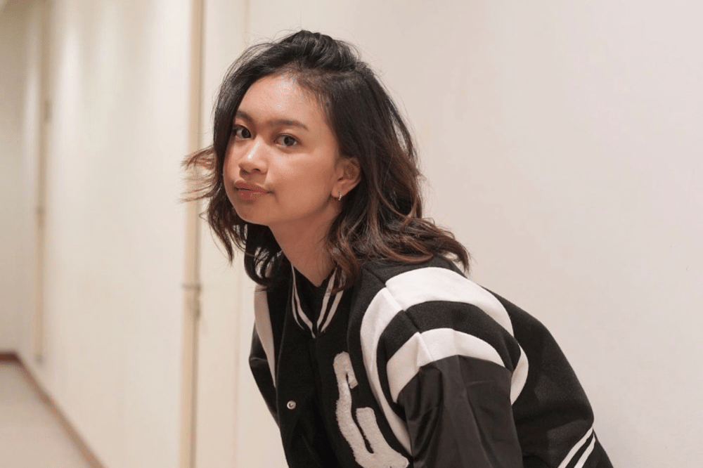 Zara Leola berpose menggunakan jaket berwarna hitam 