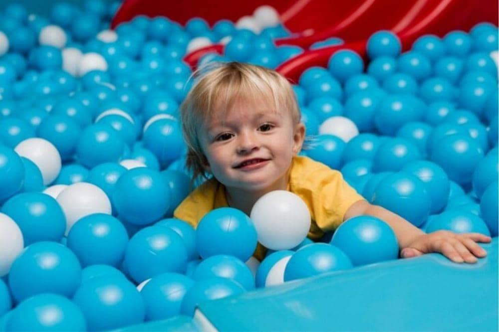 Anak bermain mandi bola