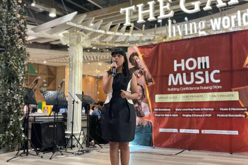 Anak sedang bernyanyi di singing contest