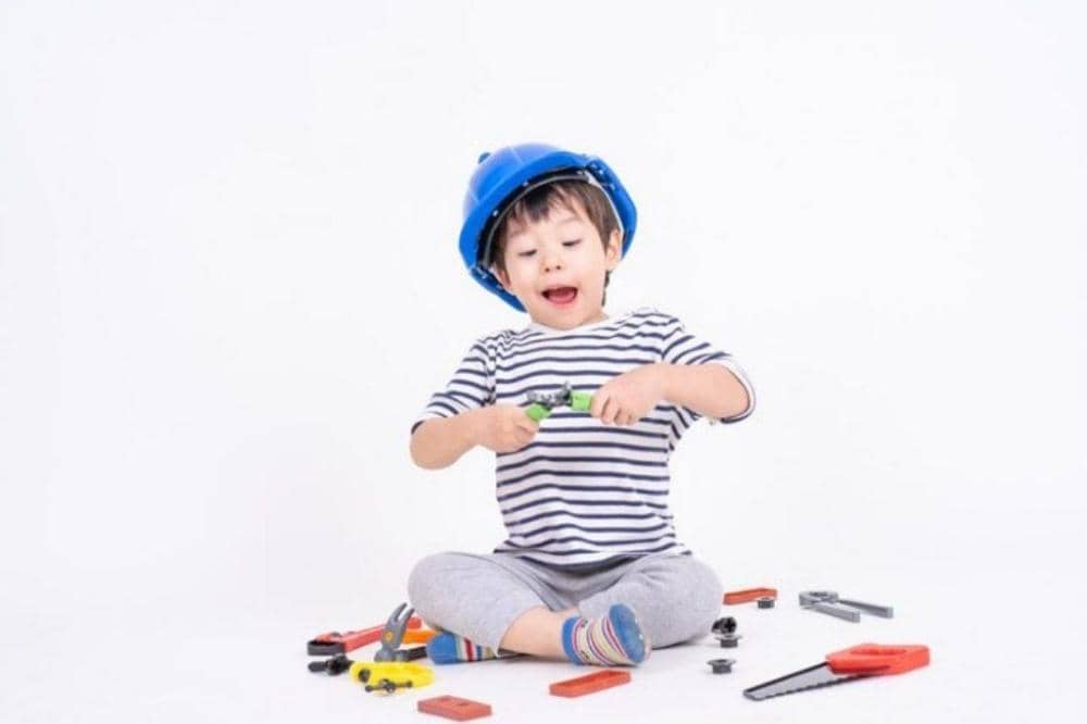 Anak laki-laki sedang bermain