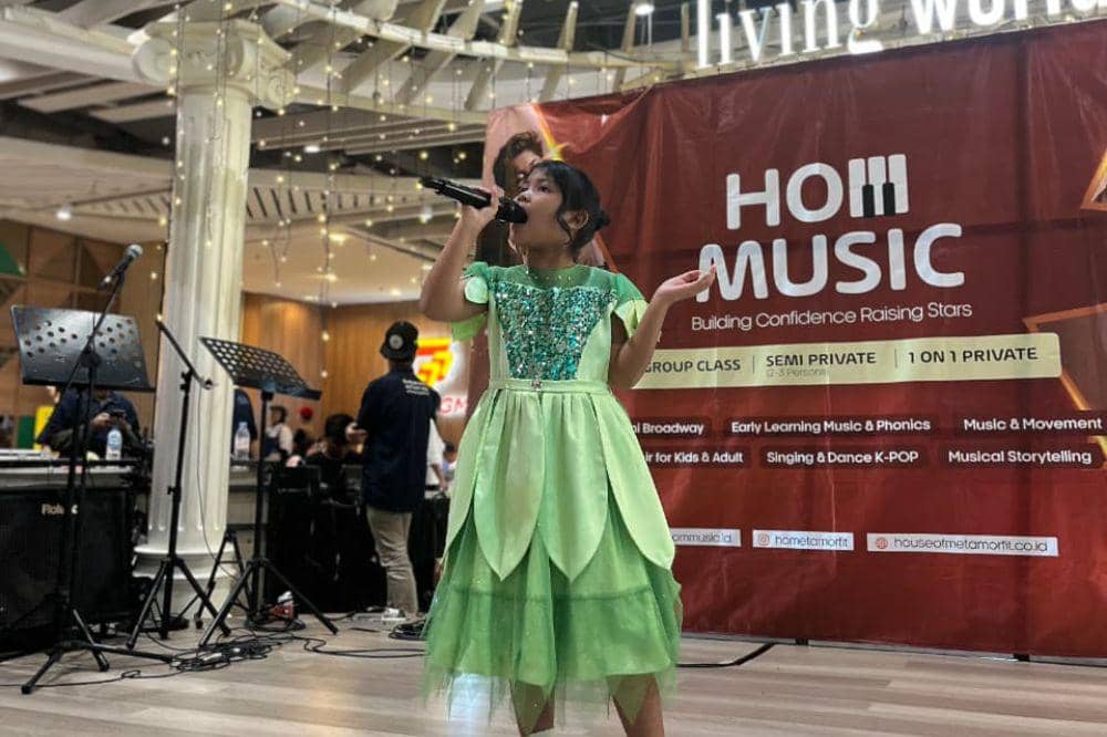 Anak sedang bernyanyi di singing contest