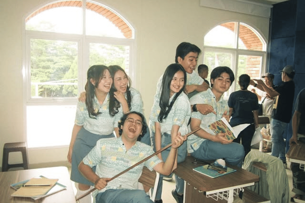 Zara Leola berpose bersama sesama aktris dan aktor lainnya di lokasi syuting 