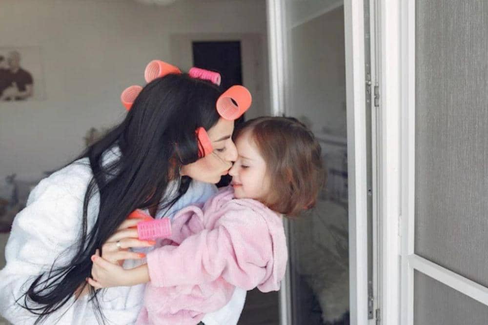Mama mencium anak