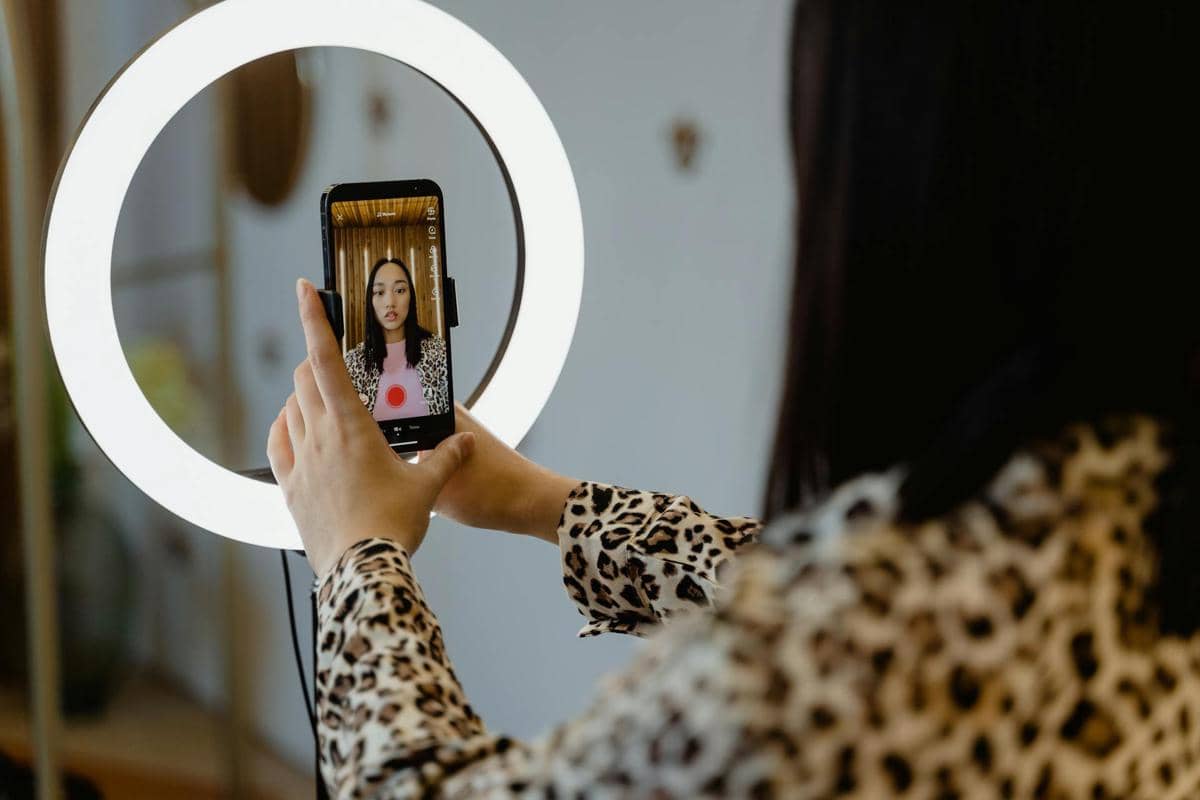 Ilustrasi Perbedaan Influencer dan Content Creator