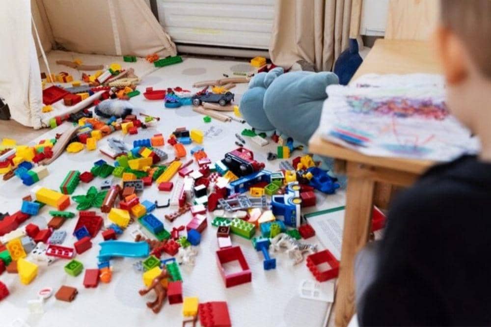 Mainan anak yang berantakan karena tidak disiplin