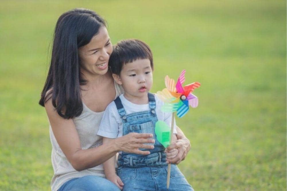 Anak melihat benda asing