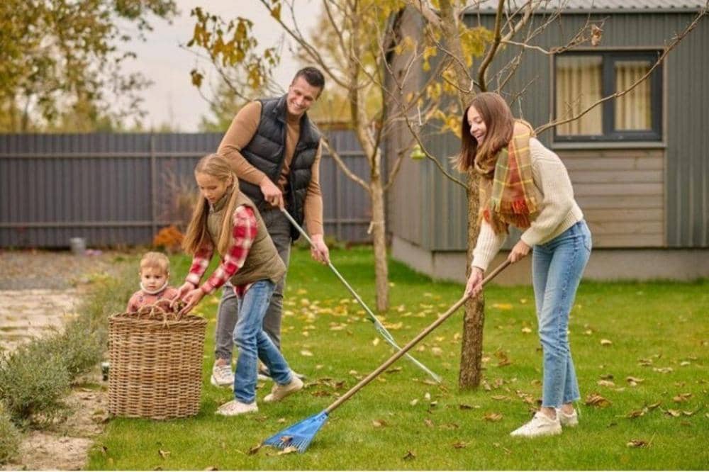 Keluarga disiplin membersihakn rumah