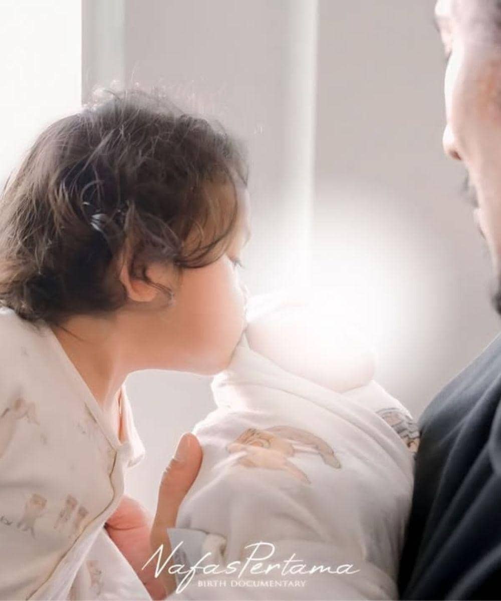 Via Vallen Lakukan Tandem Nursing Demi Nutrisi Kedua Anaknya 4.jpg