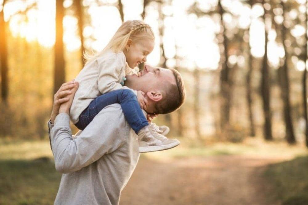 Papa menggendong anak