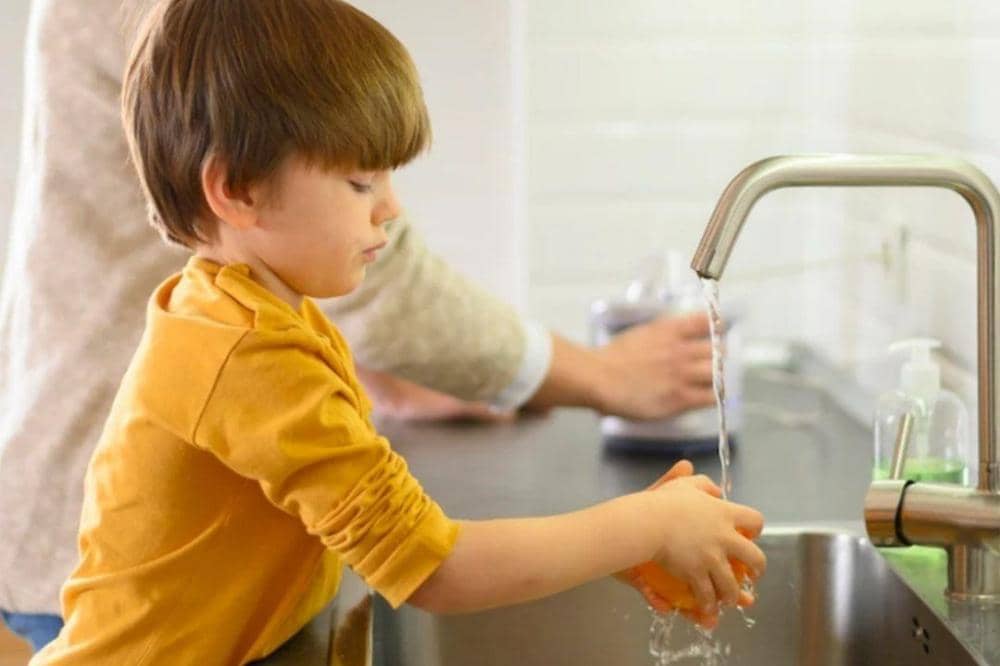 Anak membantu mencuci pekerjaan rumah