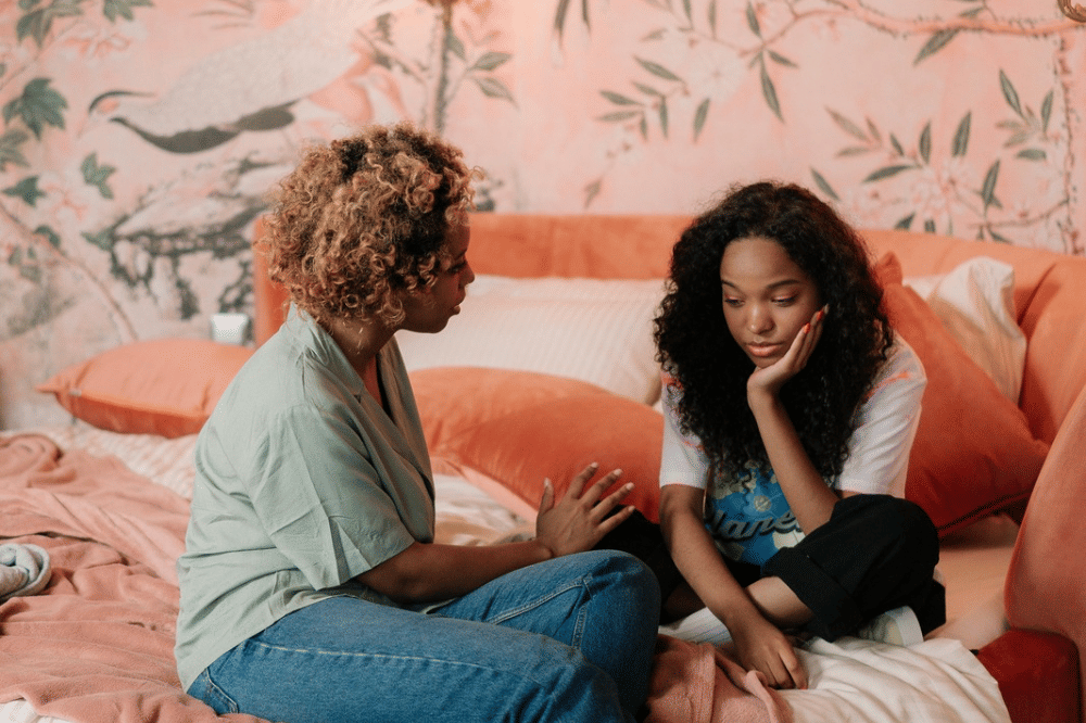 Mama sedang berbicara dengan anak remajanya yang terlihat sedih 