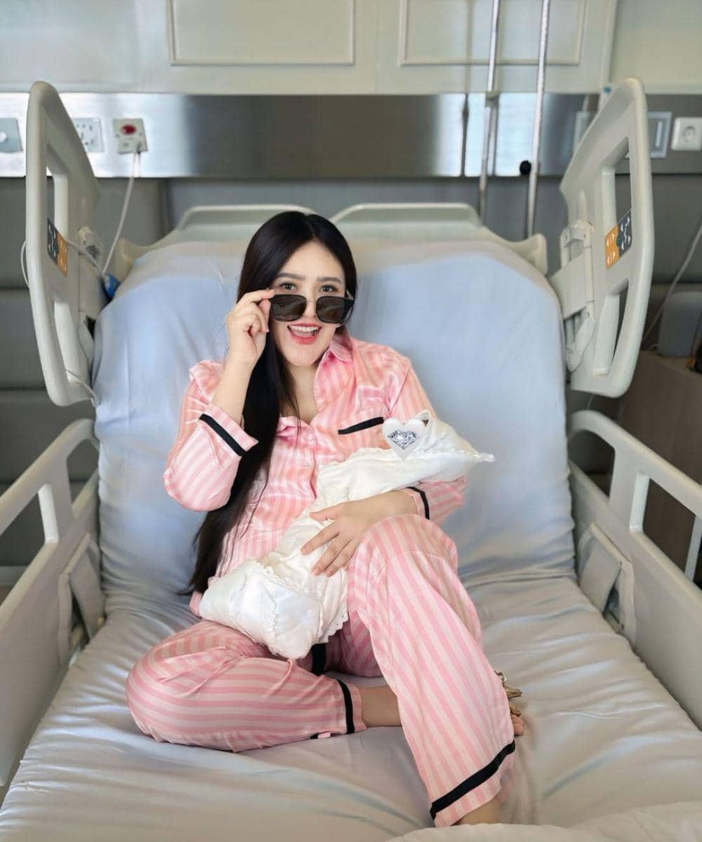 Via Vallen Lakukan Tandem Nursing Demi Nutrisi Kedua Anaknya 2.jpg