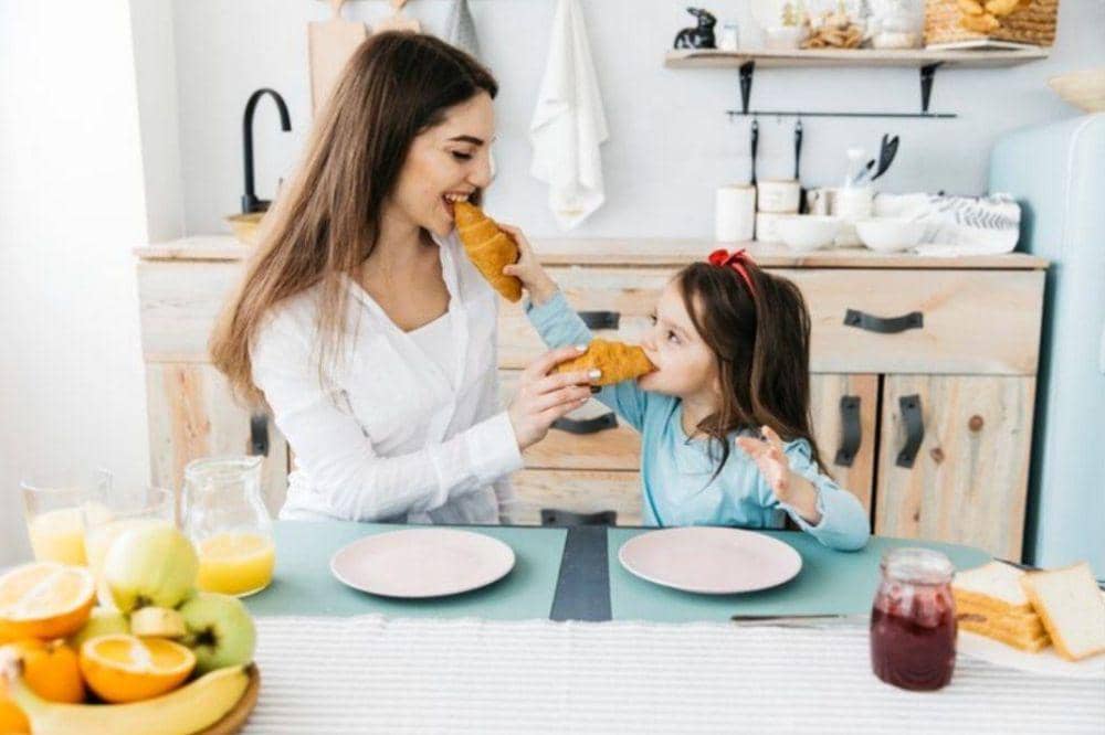 Anak makan roti dengan Mama