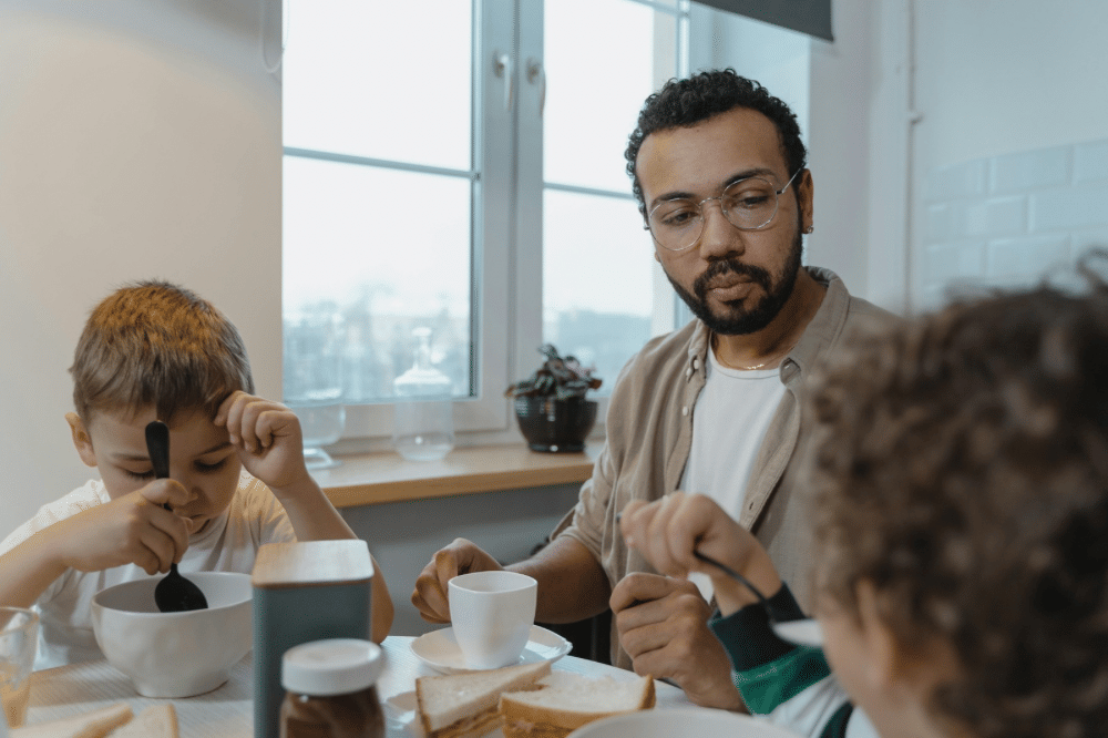 Papa mengajak bicara kedua anaknya
