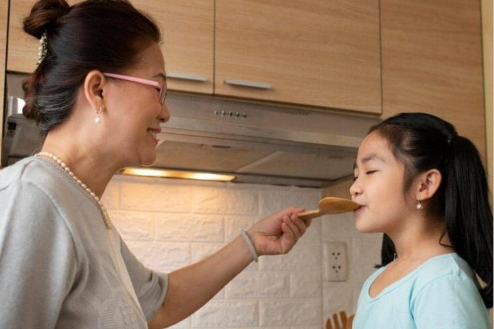 Mama memberi anak makan