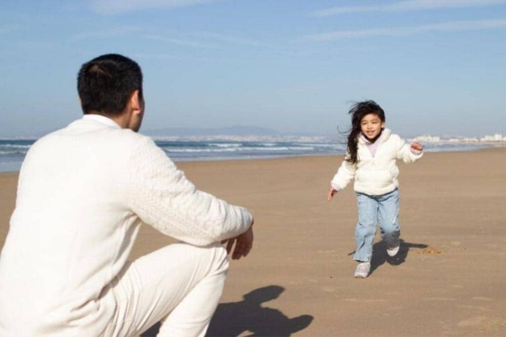 Anak bermain bersama Papa