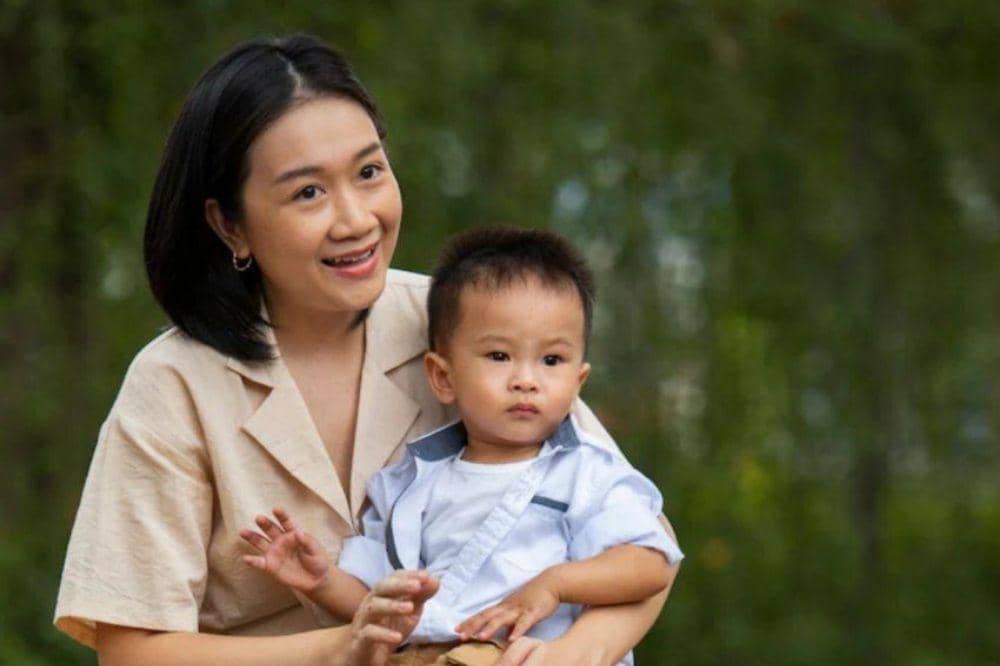 Mama duduk bersama anak