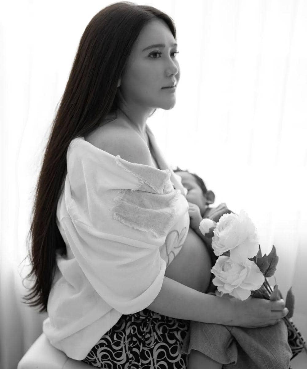 Via Vallen Lakukan Tandem Nursing Demi Nutrisi Kedua Anaknya 1.jpg