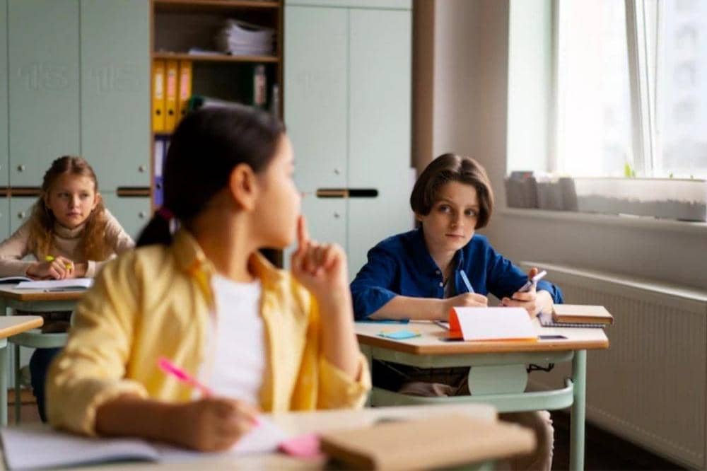 Anak berinteraksi di kelas