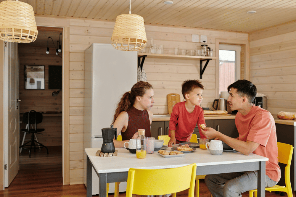 Mama, papa dan anak laki-lakinya berbincang di meja makan