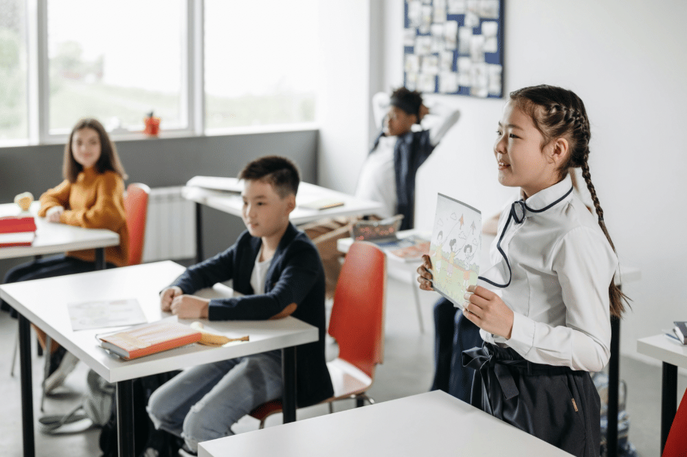 seorang anak perempuan sedang memaparkan hasil karyanya