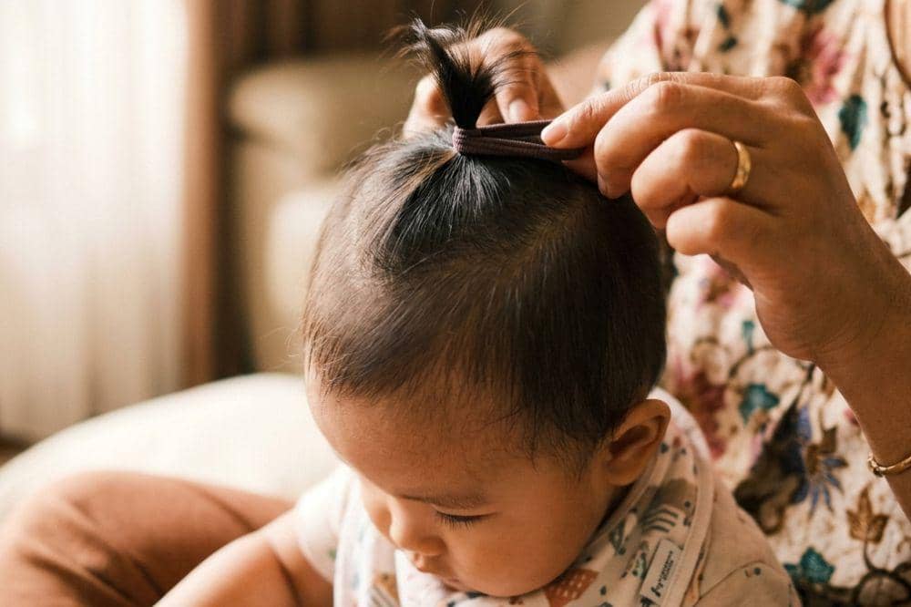 Mengikat Rambut Bayi yang Baru Tumbuh Bisa Sebabkan Kebotakan Permanen
