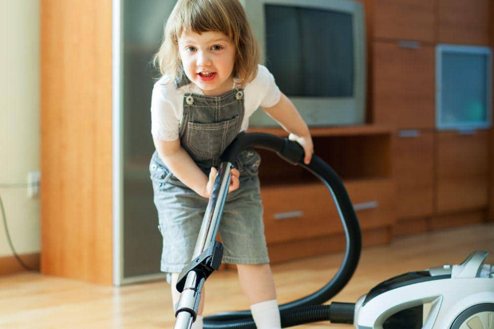 anak melakukan pekerjaan rumah tangga 