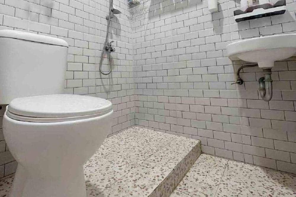 5 Penyebab Kamar Mandi Licin