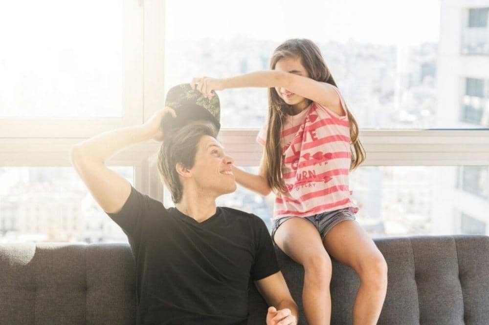 Anak bermain dengan Papa