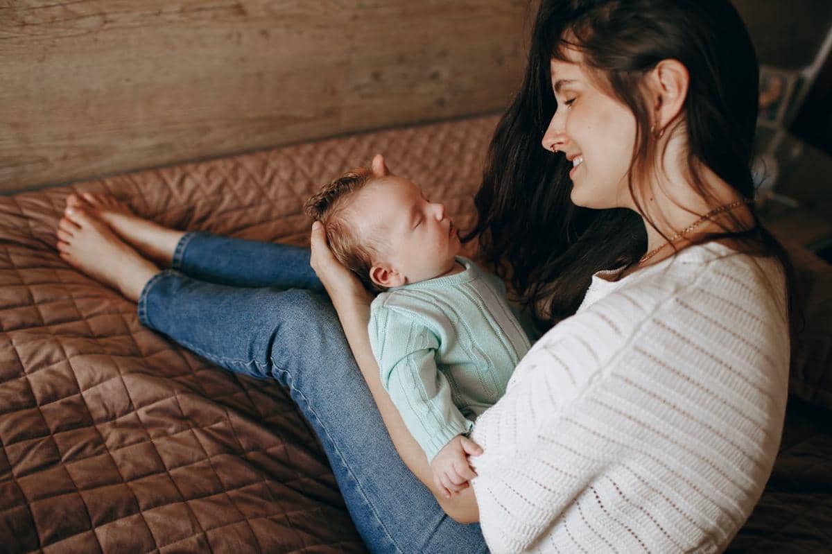 Ilustrasi ibu menenangkan anaknya agar tertidur.