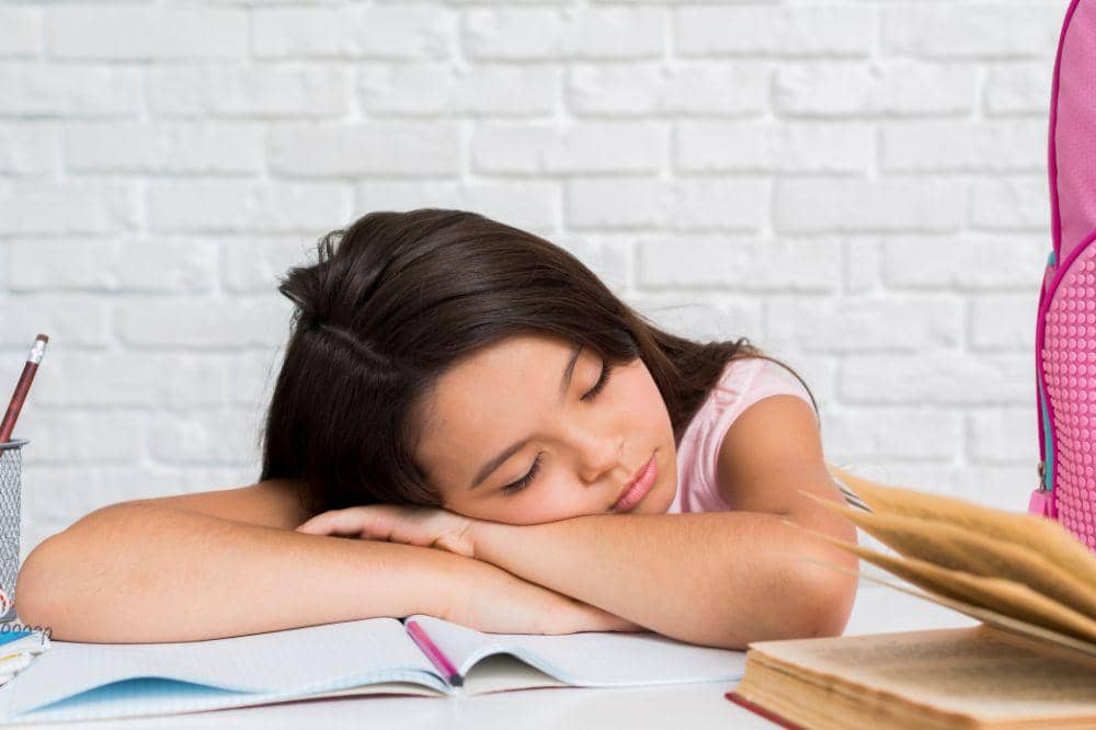 anak belaajr ketiduran