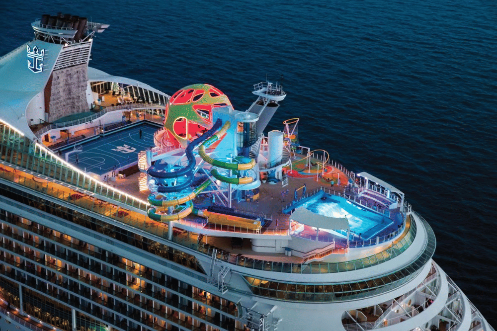 Fasilitas kapal pesiar navigator of the seas yang terudir dari waterpark dan lapangan basket 