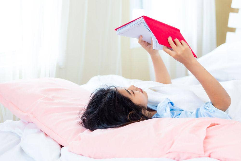 anak belaajr sambil tiduran