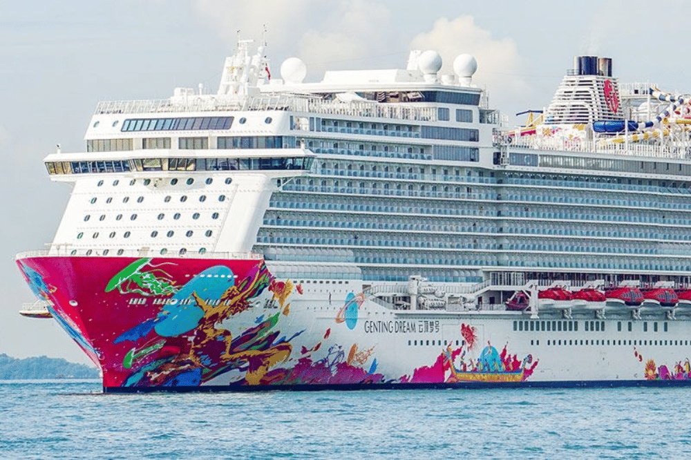 Kapal pesiar genting dream yang sedang berlayar di laut