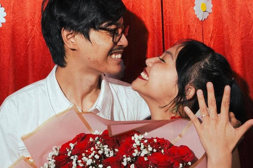 Detail Outfit Pila Novila saat Dilamar Aulion, Serba Merah!