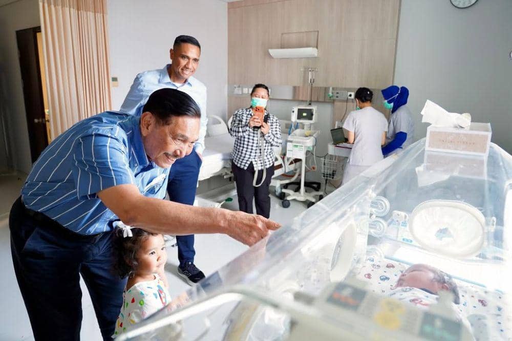 Luhut Binsar Sambut Kelahiran Cucu ke Delapan Di Kota Surabaya (2).jpg