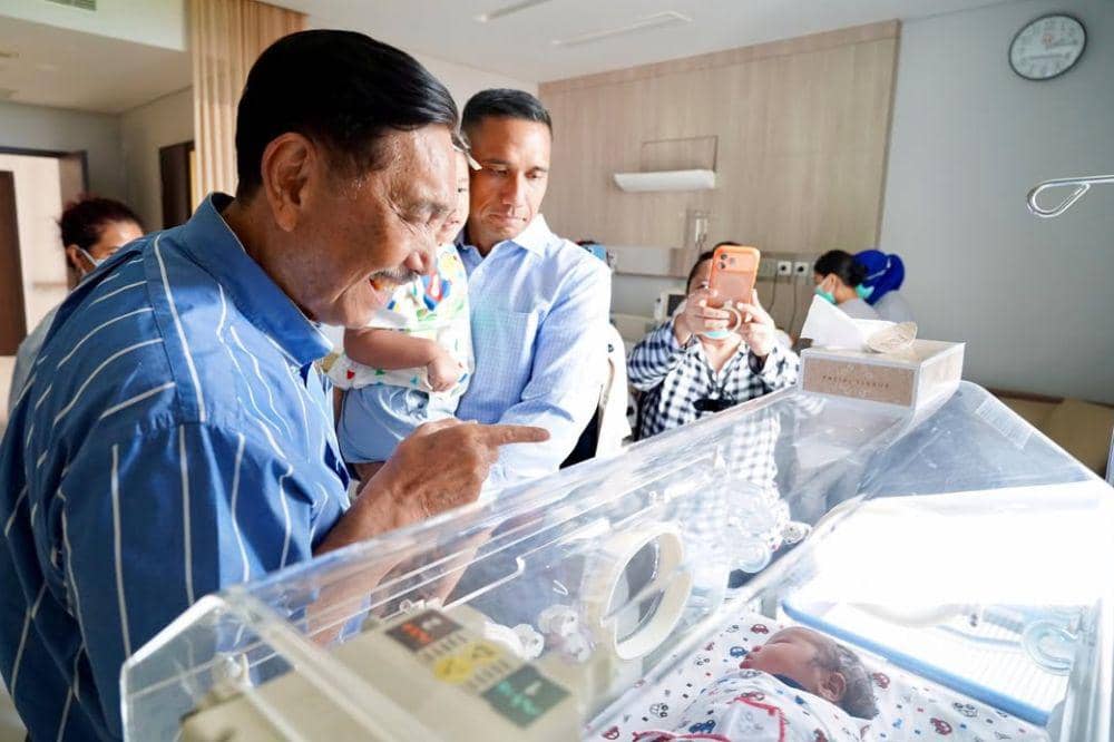 Luhut Binsar Sambut Kelahiran Cucu ke Delapan di Kota Surabaya