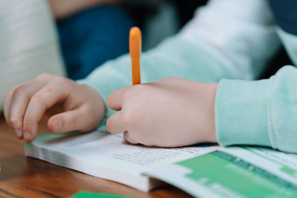 ilustrasi anak mencatat pelajaran