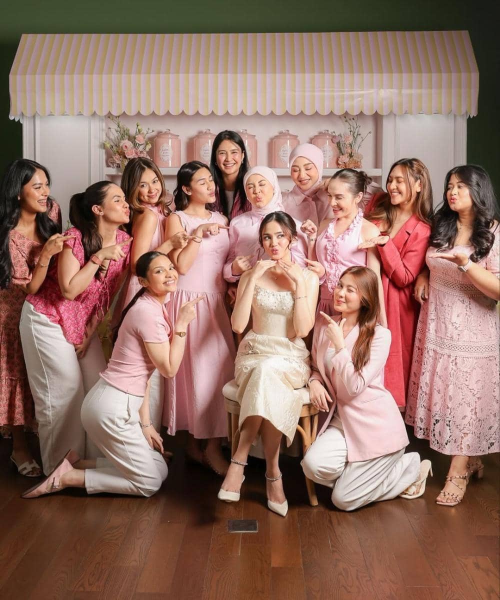 Penampilan Syifa Hadju saat Bridesmaid Luncheon, Manis dengan Dress Bodyfit 9 jpg