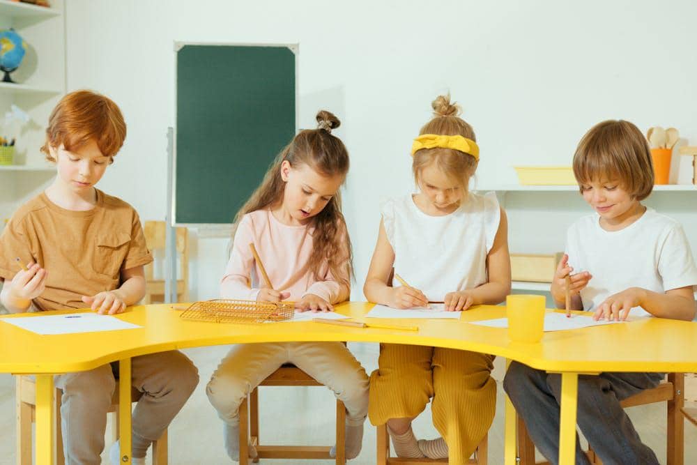 ilustrasi anak mencatat pelajaran