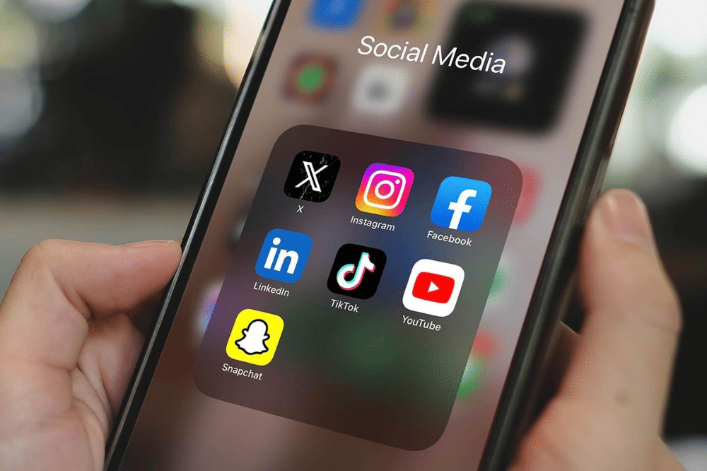 Layar handphone yang menunjukan berbagai logo sosial media 