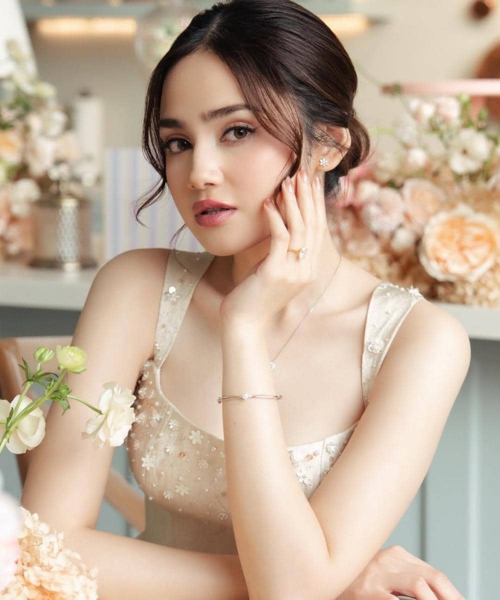 Penampilan Syifa Hadju saat Bridesmaid Luncheon, Manis dengan Dress Bodyfit 1jpg